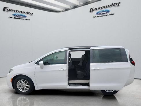 Used 2022 Chrysler Pacifica Touring-L FWD image 24