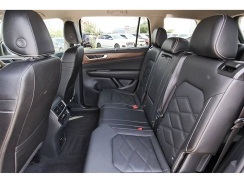 Used 2025 Volkswagen Atlas SE FWD image 13