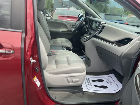 Used 2018 Toyota Sienna XLE w/ XLE Navigation Package FWD image 9