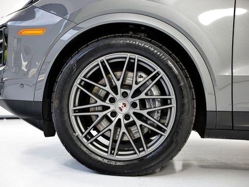 Certified 2025 Porsche Cayenne AWD/4WD image 13