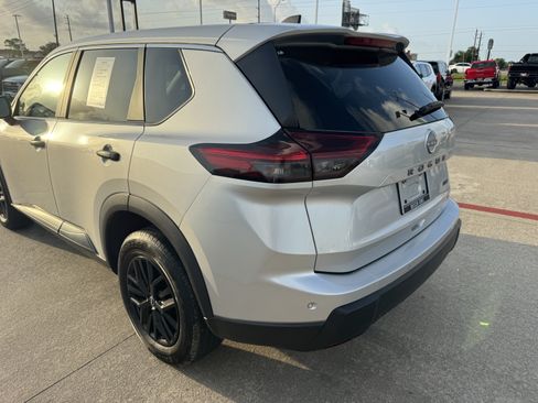 Used 2024 Nissan Rogue S AWD/4WD image 8