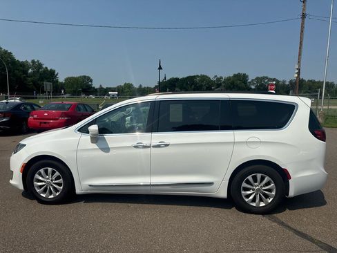 Used 2017 Chrysler Pacifica Touring-L FWD image 8