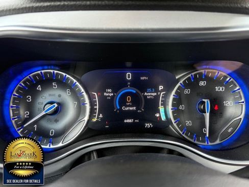 Used 2025 Chrysler Pacifica Limited FWD image 12