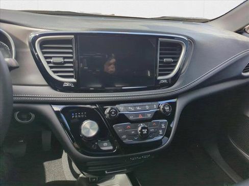 New 2025 Chrysler Pacifica Select image 12