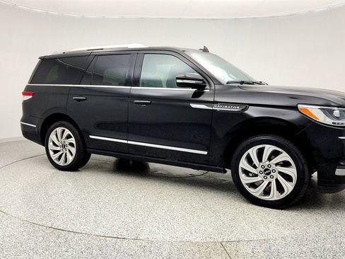 Used 2024 Lincoln Navigator Reserve image 3