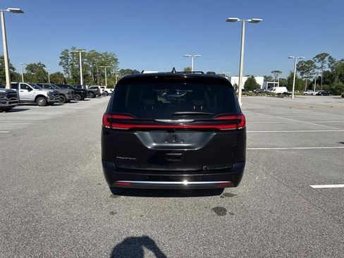 Used 2022 Chrysler Pacifica Touring-L FWD image 4
