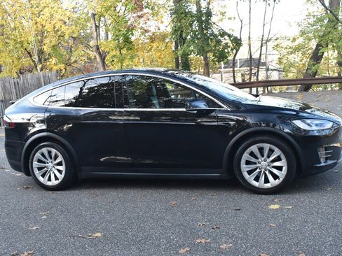 Used 2018 Tesla Model X 75D image 12