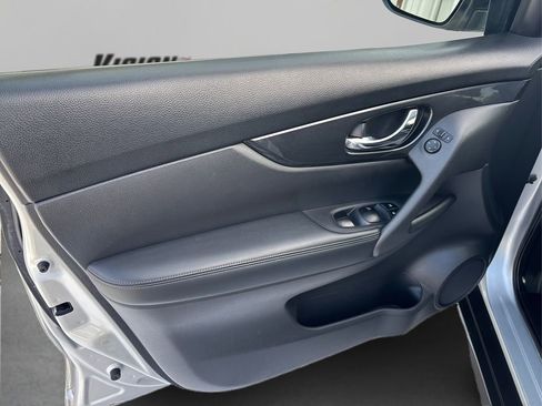 Used 2018 Nissan Rogue SV image 22