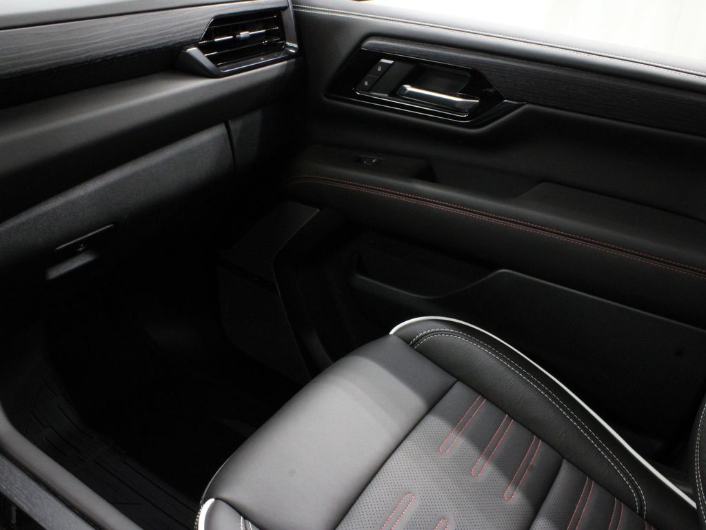 Used 2026 GMC Yukon AT4 Ultimate w/ LPO, Floor Liner Package AWD/4WD image 39