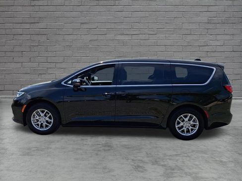 Used 2025 Chrysler Pacifica Select FWD image 7
