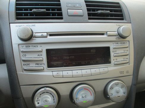 Used 2010 Toyota Camry LE FWD image 30