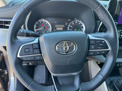 Used 2024 Toyota Highlander LE image 9