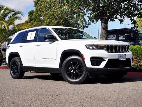 Certified 2023 Jeep Grand Cherokee Laredo RWD image 2