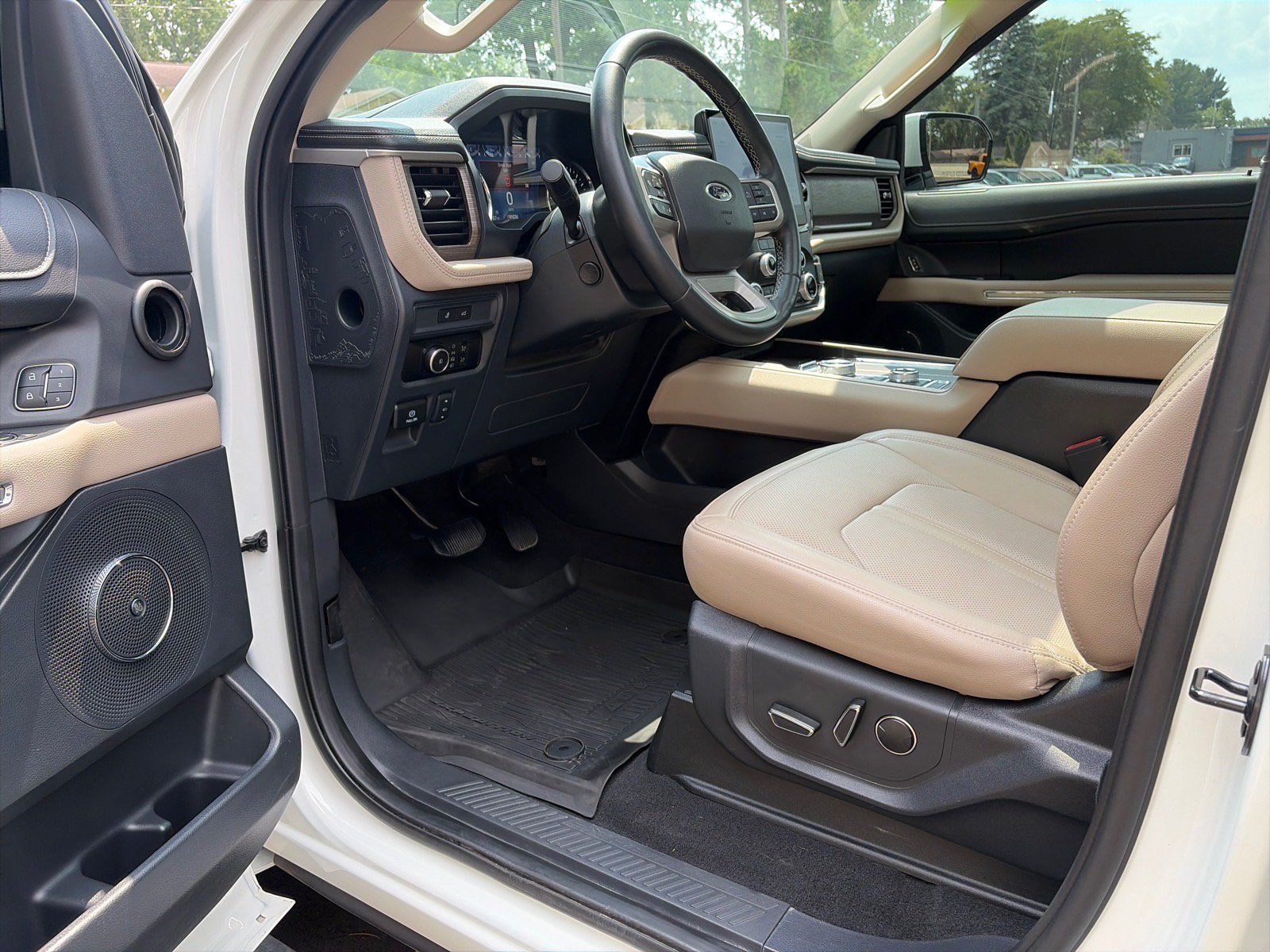Used 2023 Ford Expedition Limited AWD/4WD image 9
