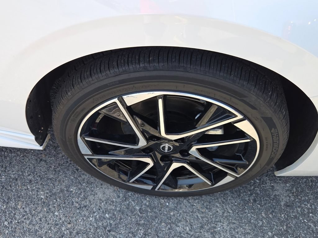 Certified 2025 Nissan Sentra SR FWD image 14