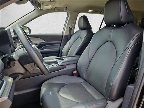 Used 2025 Toyota Grand Highlander FWD image 16