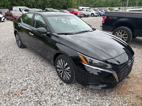 Used 2025 Nissan Altima 2.5 SV FWD image 2