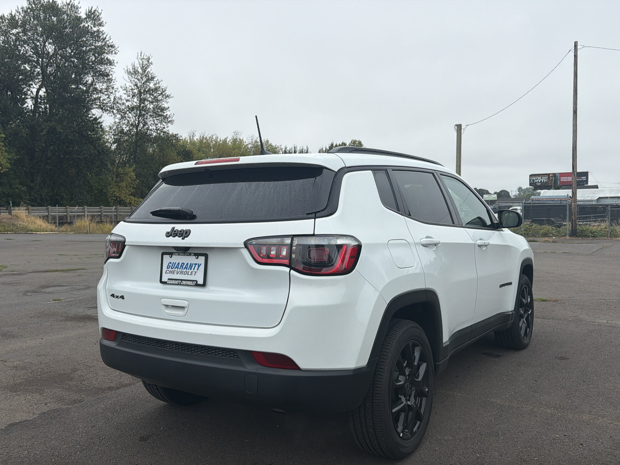 Used 2025 Jeep Compass Latitude w/ Convenience Group AWD/4WD image 11