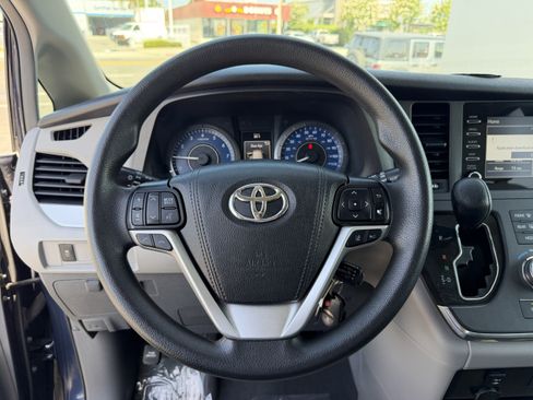 Used 2019 Toyota Sienna L FWD image 17