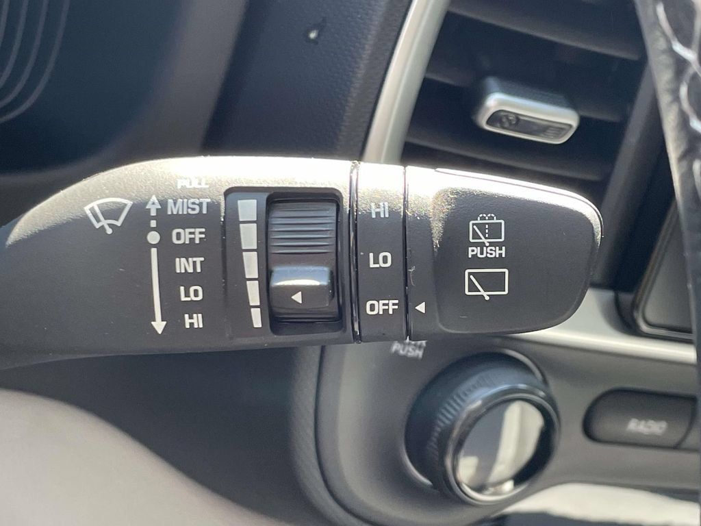 Certified 2023 Hyundai Venue SEL FWD image 23