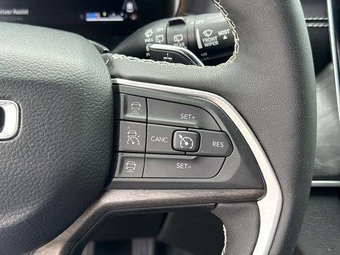Used 2025 Jeep Grand Cherokee L Limited AWD/4WD image 30