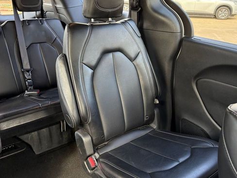 Used 2025 Chrysler Pacifica Select FWD image 40