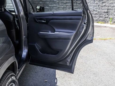Used 2022 Toyota Highlander XLE AWD/4WD image 17