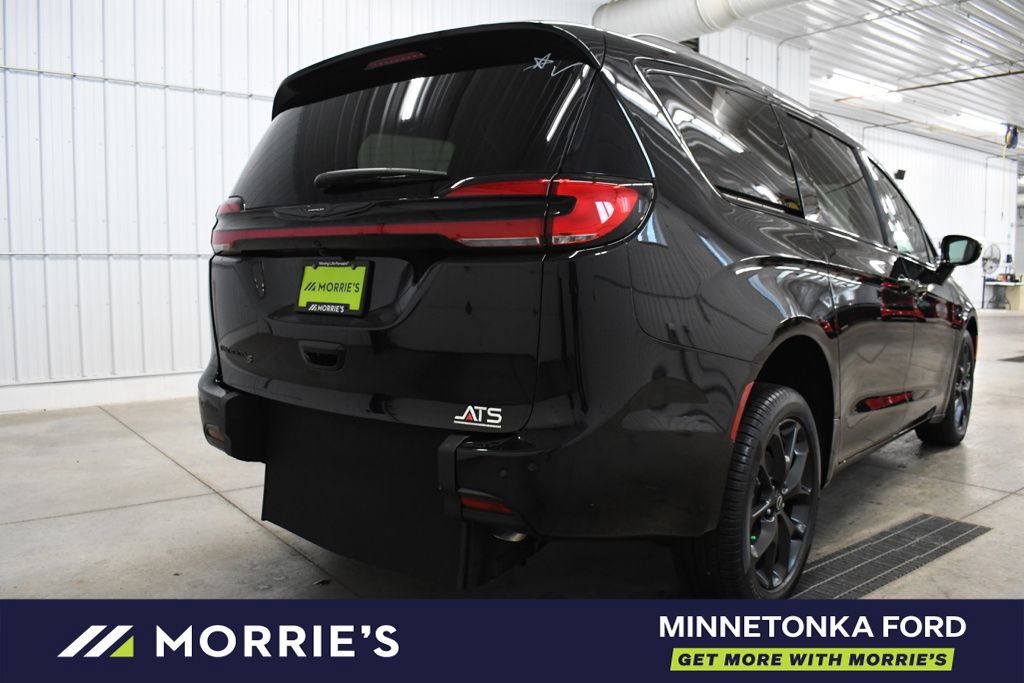 Used 2026 Chrysler Pacifica Select w/ S Appearance Package FWD image 9