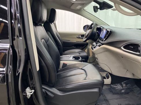 Used 2024 Chrysler Pacifica Limited FWD image 17