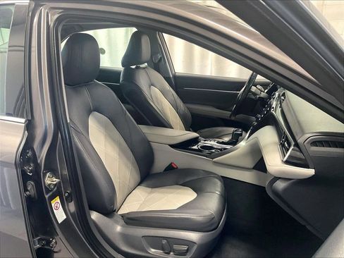 Used 2019 Toyota Camry XLE FWD image 11
