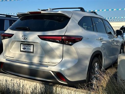 Used 2022 Toyota Highlander Platinum image 3