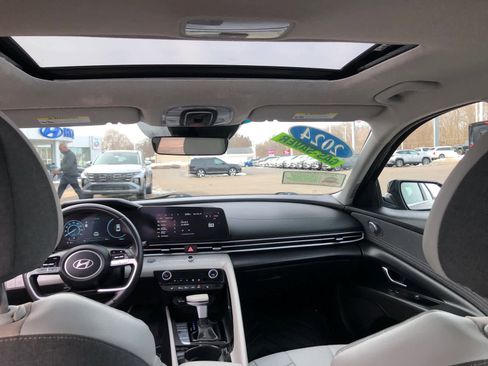 Certified 2024 Hyundai Elantra Limited image 35