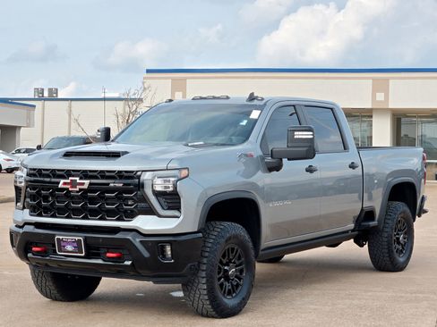 Used 2025 Chevrolet Silverado 2500 ZR2 w/ Technology Package image 7