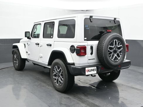 Used 2025 Jeep Wrangler Unlimited Sahara AWD/4WD image 11