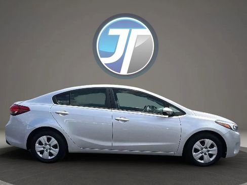 Used 2017 Kia Forte LX FWD image 3