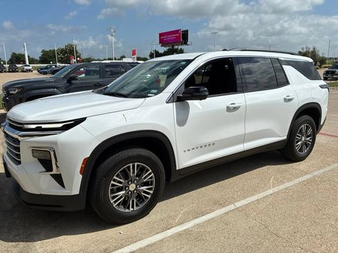 Used 2026 Chevrolet Traverse LT w/ Driver Confidence Package FWD image 5