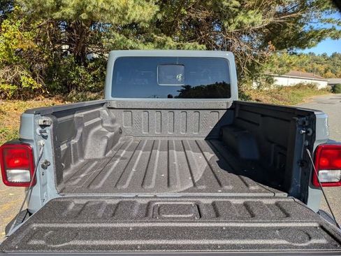 New 2025 Jeep Gladiator Sport image 17