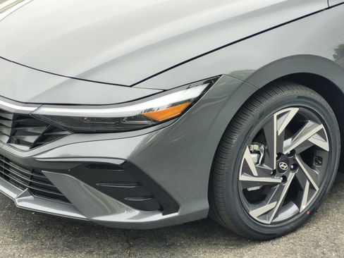 New 2025 Hyundai Elantra SEL image 11