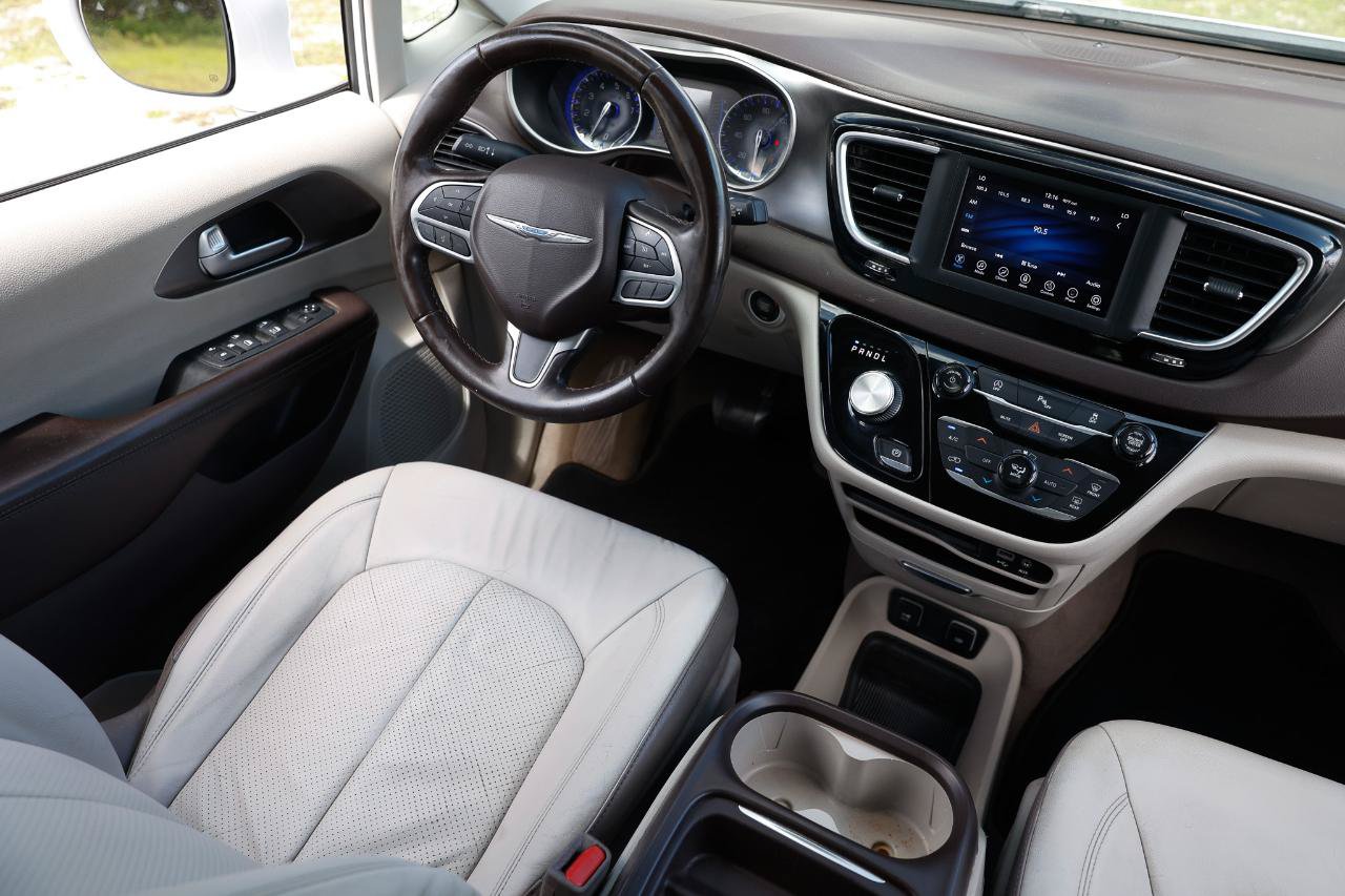 Used 2018 Chrysler Pacifica Touring-L FWD image 19