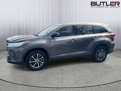Used 2019 Toyota Highlander XLE image 3