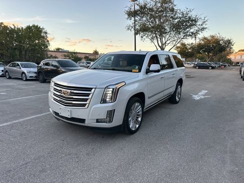 Used 2020 Cadillac Escalade ESV Platinum image 2