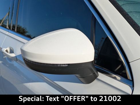 Used 2022 Volkswagen Tiguan SE w/ Panoramic Sunroof Package image 11