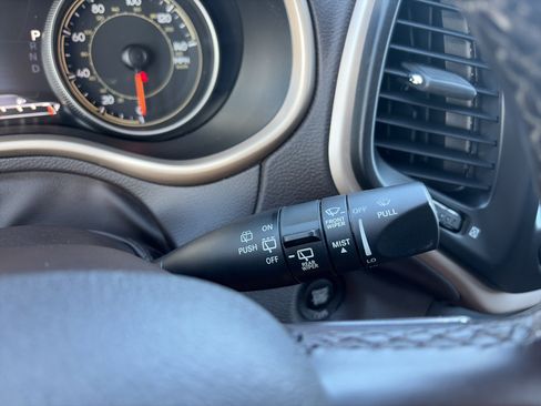 Used 2017 Jeep Cherokee Trailhawk AWD/4WD image 18