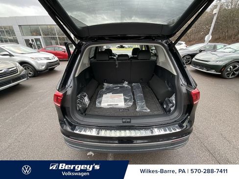 Used 2024 Volkswagen Tiguan SE AWD/4WD image 17