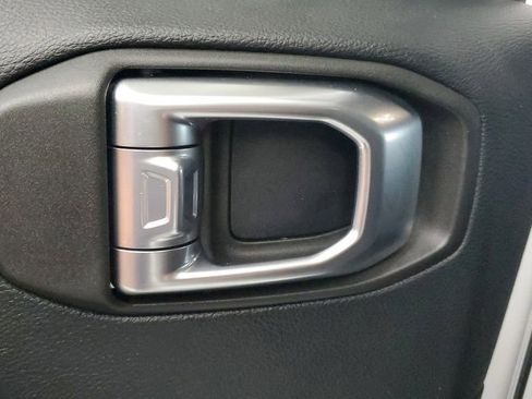 Used 2018 Jeep Wrangler Unlimited Sahara image 17