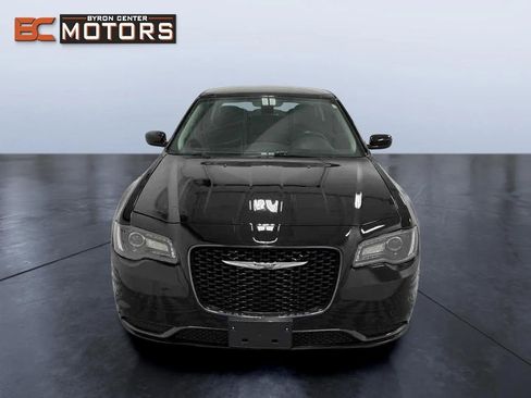Used 2019 Chrysler 300 Touring w/ Sport Appearance Package image 8