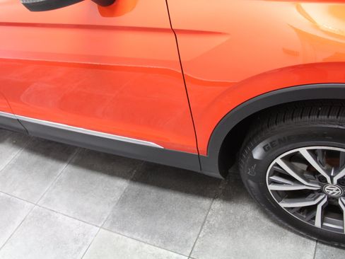 Used 2018 Volkswagen Tiguan SE w/ Panoramic Sunroof Package image 35