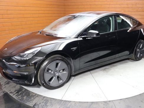 Used 2023 Tesla Model 3 Standard Range image 18