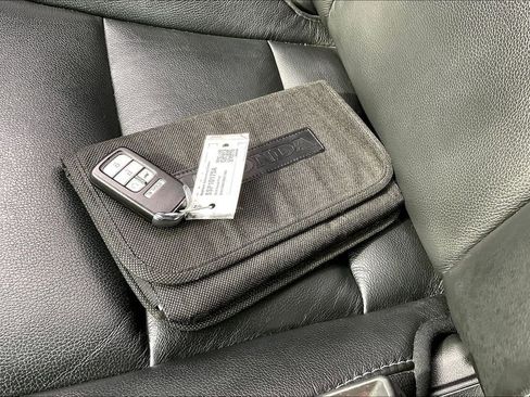 Used 2016 Honda Pilot Touring image 14