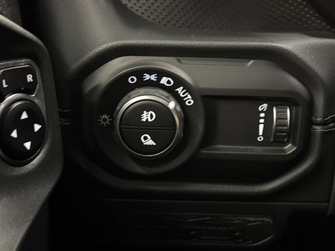 Used 2024 Jeep Gladiator Rubicon w/ Technology Group AWD/4WD image 25